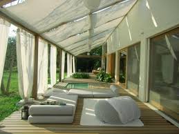 Warum sie ihre terrasse überdachen sollten. Uberdachte Terrasse Mit Vorhangen Fur Mehr Privatsphare Sonnenschutz Terrasse Raum Im Freien Terrasse Lounge