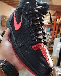 Последние твиты от i1tesla (@i1tesla). Elon Musk Wore A Pair Of Custom Made Air Jordan 1 Tesla For Tesla S Model Y Unveiling And Now We Have A Better Sneakers Fashion Air Jordans Custom Sneakers
