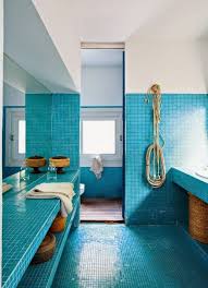 La Maison Boheme Ode To Blue Green Tile Bathrooms Blaue Badezimmerfliesen Badezimmer Farbideen Badezimmer Innenausstattung