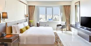 فريزر سويتس مسقط يحتفي بافتتاحه رسمي ا فوشيا