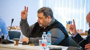 Následně v roce 2002 nastoupil do rádia frekvence 1, kde uváděl dopolední show křížový výslech, posléze polední show xaver na. Lubos Xaver Vesely Uz Nebude Moderatorem Ceskeho Rozhlasu Lupa Cz