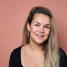 Amanda Smits's Instagram, Twitter & Facebook