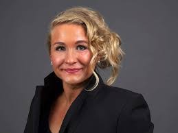 Gina Brewster's Instagram, Twitter & Facebook