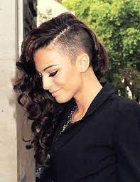 The back is cut short. 30 Super Frisuren Fur Langes Lockiges Haar Neue Besten Frisur Long Hair Shaved Sides Half Shaved Hair Edgy Long Hair