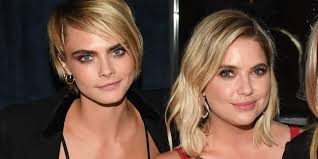 Cara Delevingne dhe Ashley zyrtarizojnë lidhjen