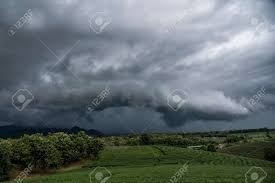 Na een hittegolf volgt meestal onweer. Arcuswolk Voor Onweersbui Bewolkt Landschap Met Onweerswolken Bij Theeaanplanting In Stormachtige Weerdag Royalty Vrije Foto Plaatjes Beelden En Stock Fotografie Image 85776315