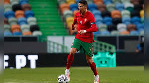 Portekiz'in dünya yıldızı futbolcusu cristiano ronaldo, macaristan ile oynayacakları maç öncesinde teknik direktörüyle birlikte basın toplantısına çıktı. Kd62h7mkojyhtm