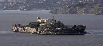 Alcatraz island is located in san francisco bay, 1.25 miles offshore from san francisco, california, united states. Was Geschah Auf Alcatraz Duda News