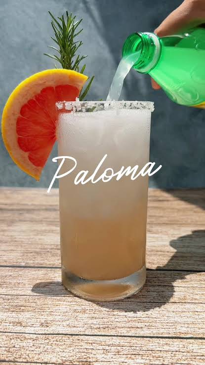 Paloma -2 oz de tequila -2 oz de jugo de toronja -1 oz de jugo de limón -6 oz de soda de toronja Servir en un vaso de trago largo escarchado con sal y limón. Decorar con toronja y romero. Recetario ...