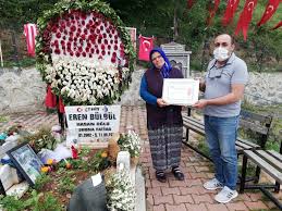 Trabzon'un maçka ilçesinde, 3 yıl önce pkk'lı teröristlerin erzak çaldığını ihbar edip, güvenlik güçlerine yer gösterirken açılan ateşle 15 yaşında şehit olan eren bülbül. Sehit Yakinlarindan Eren Bulbul Un Ailesine Ziyaret Batman Haberleri