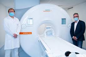 Die für ein offenes gerät sehr hohe feldstärke von 1 tesla ist vergleichbar mit der eines geschlossenen. Klinikum Darmstadt Nimmt Neues 3 0 Tesla Mrt Gerat In Betrieb Management Krankenhaus