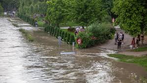 In ache gestürzter radfahrer offenbar auch sei die suche mit der wasserrettung aufgrund des hochwassers derzeit zu gefährlich. 29ganbzko2tfam