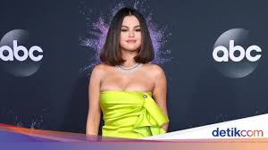 Kata seruan yang memiliki arti penyemangat dalam bahasa spanyol ini sering kali di dengar saat pertandingan olah raga. Selena Gomez Luncurkan Mini Album Bahasa Spanyol Ini Bocorannya