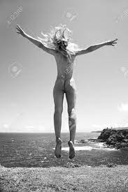 Junge Erwachsene Nackt Kaukasischen Frau Springen In Der Luft In Der Nähe  Von Klippe Auf Maui Küste. Lizenzfreie Fotos, Bilder Und Stock Fotografie.  Image 2188065.