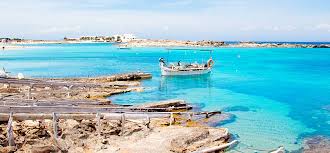 Piacevole complesso con 16 appartamenti a formentera con 8 monolocali, ampi e luminosi, tutti con terrazzo obalcone vista lago. Es Pujols Cosa Fare Cosa Vedere E Dove Dormire Spagna Info