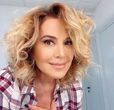 Se sia una reale volontà o una provocazione al momento non è chiaro. Barbara D Urso In Lacrime In Diretta A Pomeriggio 5 Non Lo Posso Abbracciare