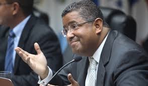 Giran orden de captura contra exsecretario privado de Flores por corrupción