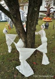 You can make this halloween sign yourself using some plywood or pallets. 20 Easy To Make Halloween Decorations Hative