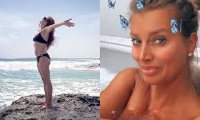 De 'remake' levert alvast hilarische beelden op. Kat Kerkhofs Geniet In Bikini Thuis Actrice Lynn Van Den Broeck Straalt In Badpak En Veronique De Kock Ontspant In Jacuzzi Foto S Zita
