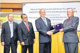 Ya, apalagi kalau bukan karena masalah gaji. Gaji Minimum Baharu Diumum Tahun Hadapan Pressreader