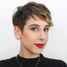 · a court cheveux en couches avec les extrémités coupées de rasoir complète le look ultra chic désiré. 1001 Idees De Coupe Courte Pour Cheveux Fins Et Plats Archzine Fr