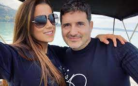 Ám a tévés ezután sem dől hátra, messze még a kitűzött cél, és fiatal barátnőjének, eszternek (25) is szeretne imponálni. Hajdu Peter 25 Eves Baratnoje Elvetelt Orakon Mulott Az Elete