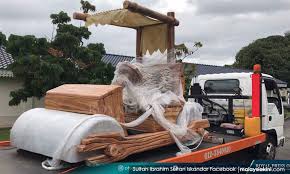 Sultan johor kurnia kereta buat pengarah, kakitangan wad diraja hsa. Malaysiakini Yabba Dabba Doo Sultan Johor Terima Kereta Flintstones