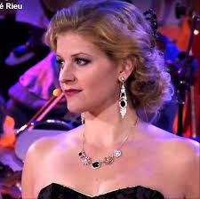 Don't she looks so pretty ? 💜