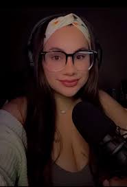 hey im beans im just throwing my link out if anyone wants to come chill and  chat im jammin some terraria and live. would love some tips aha