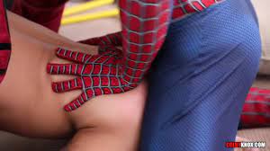 スパイダーマンとデッドプールはタイミッチェルのお尻RAWで町に行きます!!! オンラインで見ます