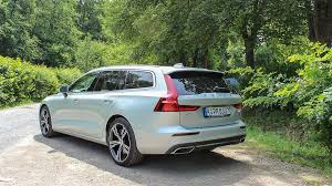 Scandinavian craftsmanship and smart technology. Volvo V60 2019 6 Motoreport