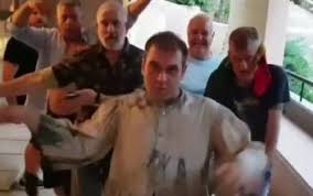 Σε τρεις μήνες ο πέτρος και η μαρία στην αγγλία. O Petros Filippidhs Kai O 8iasos Toy Trolaroyn Thn Mantissa Newsbeast