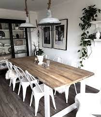 chaises tolix autour d une table en bois brut pour la terrasse couverte table bois brut table bois chaises tolix