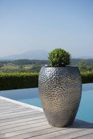 La Jarre Contemporaine Est Une Version Moderne De La Jarre Provencale Ses Courbes Douces Creent Une Atmosphere Apai Pots En Beton Pot De Fleurs Poterie Jardin