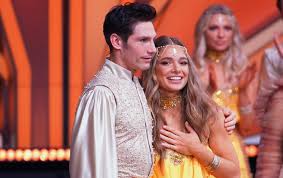 Die 14 profitänzerinnen der 14. Let S Dance Aus Lola Weippert Christian Polanc Aussern