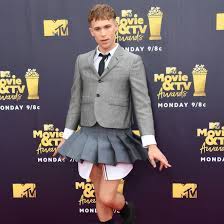 Zwei wochen nach dem selbstmord von hannah baker kommt ein paket tommy dorfman spielt ryan shaver, der hannahs gedichte klaut und sie als die eigenen ausgibt. Tote Madchen Lugen Nicht Star Er Ist Ein Gender Bender Bravo