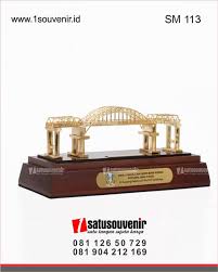 Lakukan penyelesaian akhir (finishing) sehingga miniatur jembatan yang kamu buat menjadi semakin cantik! Contoh Contoh Souvenir Miniatur Jembatan 1souvenir Id