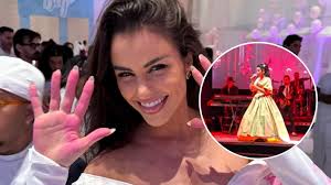 Hazel may leaks that body appears amazing plus organic.