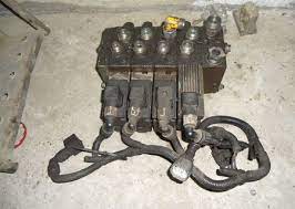 C)sistem de acţionare hidraulică realizat cu distribuitor cu 3 căi şi motor hidraulic cu simplu efect; Distribuitor Hidraulic Sannicolau Mare Publiro Com