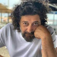 Oyuncu deniz uğur, 2017 yılında 'bir deli sevda' dizisinde eşi rolünde oynayan erdinç gülener ile evleniyor. Erdinc Gulener Kimdir Kac Yasinda Ve Nereli