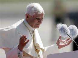 In einem buch wird der deutsche kardinal joseph ratzinger und spätere papst benedikt xvi. Tausende Menschen Begrussen Papst Benedikt Xvi Archiv