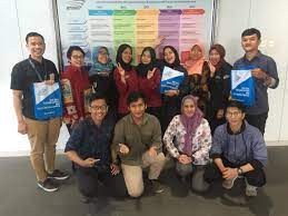 Guna memenuhi kebutuhan sumber daya manusia (sdm) yang terdidik dan profesional di bidang komunikasi dan informatika, pemerintah mendirikan sekolah tinggi multi media yang bekedudukan di yogyakarta. Sekolah Tinggi Multi Media Mmtc Yogyakarta