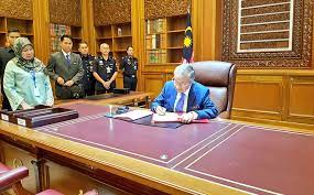 Yb senator datuk guandee kohoi timbalan menteri pelancongan, seni dan budaya malaysia. Tun M Mula Masuk Pejabat Perdana Menteri Air Times News Network