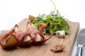 Un plato fácil y rápido que se puede servir como aperitivo cuando tenemos invitados. Nuestras Mejores 21 Recetas Con Bacon Para Disfrutar Usando Este Ingrediente