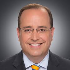 VIDEO: GMSA anchors Mark Austin, Leslie Mouton practice social distancing  during newscast