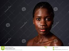 Schließen Sie Herauf Die Schöne Afrikanische Frau, Die Kamera Mit Nackten  Schultern Betrachtet Stockbild - Bild von modern, gesundheit: 112050991