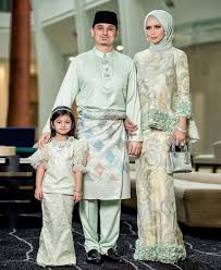 Pinggang ramping dari zaman anak dara sampai dah dapat suami kedua. Pin On Pengantin Melayu Songket