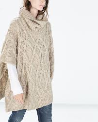 A peça de hoje veio para virar um curinga dentro do seu guarda roupa e simples de fazer. Cowlneck Poncho Zara 79 Trojor Stickning
