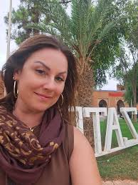 📍Ouarzazate situa-se após as montanhas do Alto Atlas, na confluência dos  vales dos uádis ( rios) Ouarzazate e Dadés, que formam o rio Drá (Draa) a  jusante da cidade. É o centro