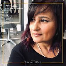 Patrizia Perri nasce artisticamente a Settimo Torinese muovendo i suoi  primi passi nel salone di un noto parrucchiere storico. La sua vocazione  nasce dal desiderio di indipendenza, dalla voglia di mettersi in